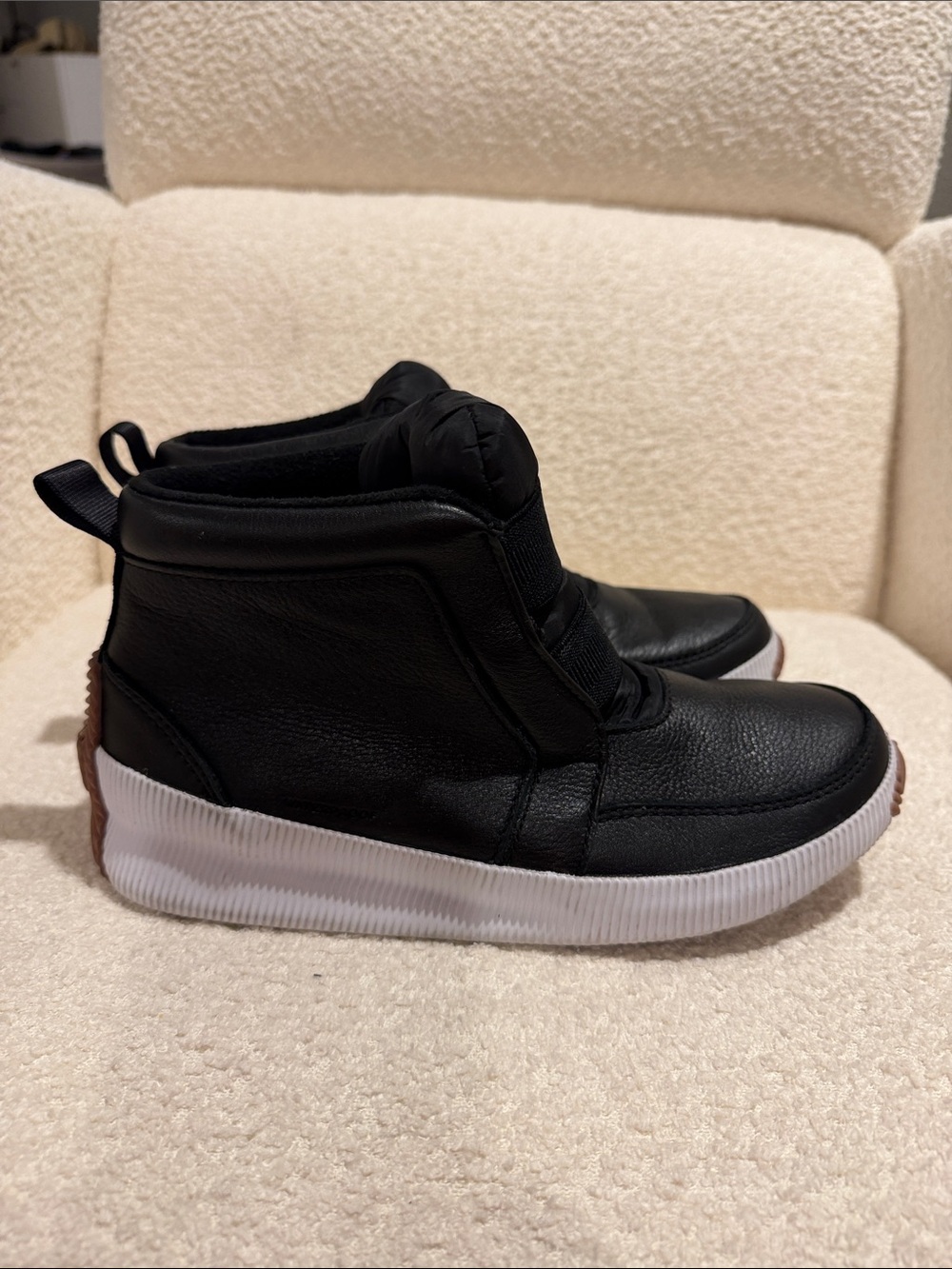 NEW Sorel Out N About Black High-Top Sneakers with small wedge bottom bootsize 7